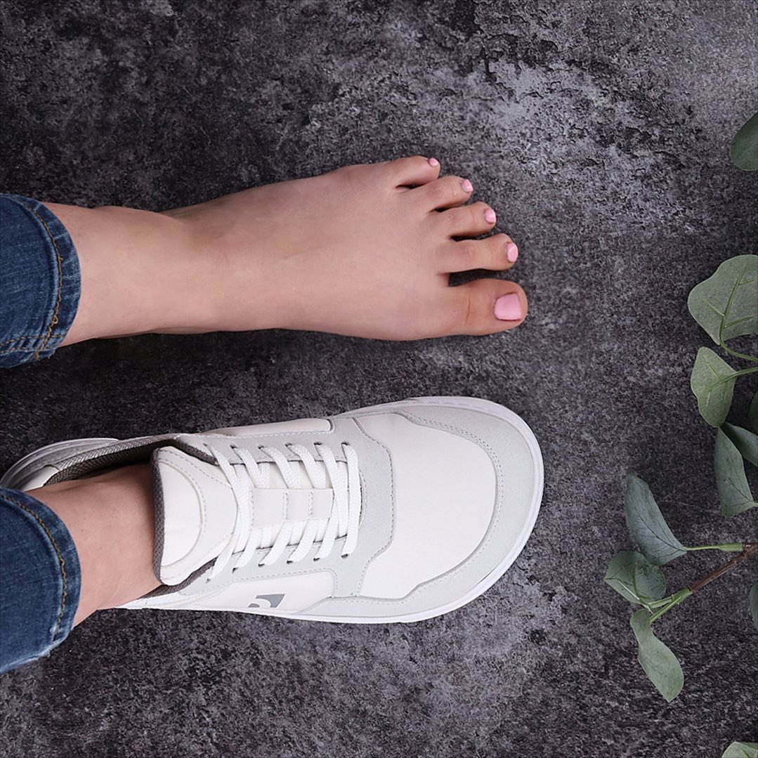 Improve your posture and strengthen the foot muscles with flexible and specially designed sneakers as per the shape of your foot.🦶
.
.
.
.
.
#barebarics #barefootshoes #sneakers #footwear #barefootfeeling #zerodrop #barefootrunning #walkbarefoot #barefootwear #barefooting #livebarefoot #minimalistfootwear #bosikom #barfuß #barfuss #barfussschuhe #toebox #healthyfeet #fairtrade