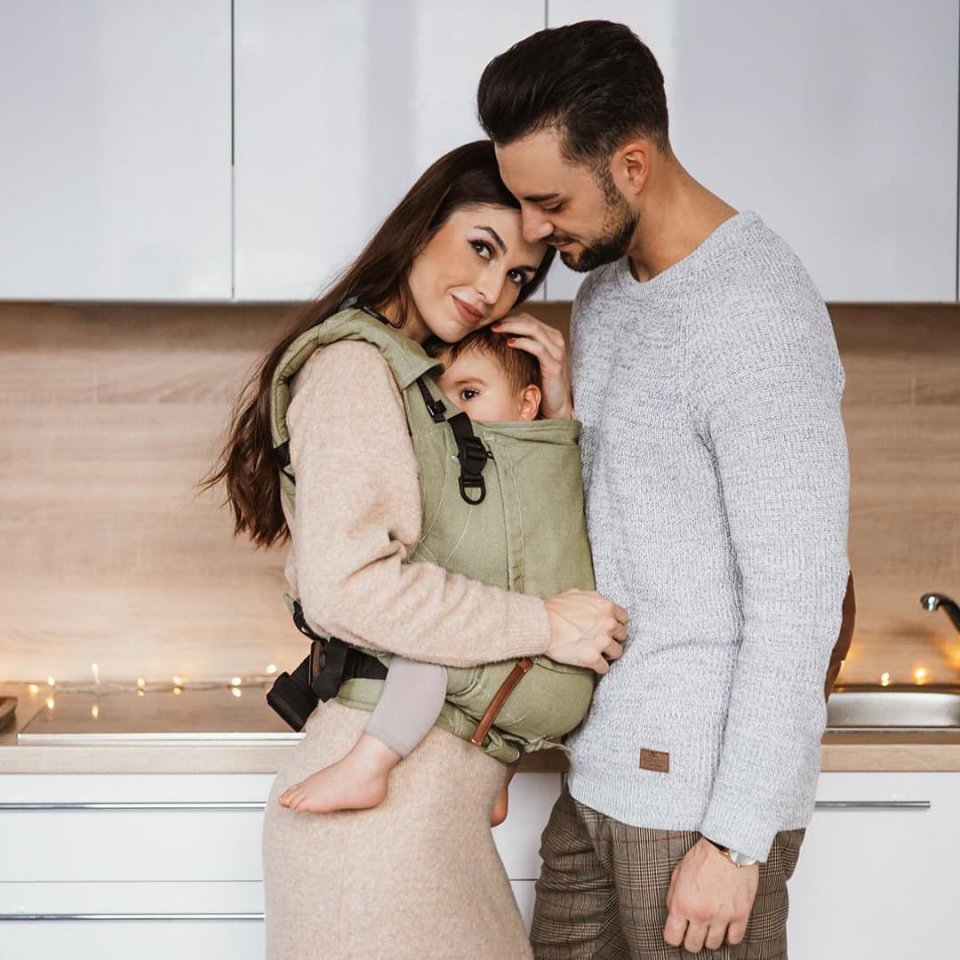 👨‍👩‍👧‍👦 Family is the most important part of our life, blessing us with support, closeness, joy and love. A loving family is the most wonderful gift anyone can have. ❤
.
.
.
.
.
#babycarrying #babywearingmom #babycarrier #babywrap #babywearingjacket #babywearinglove #babywearing #babywearingdad #babywearingforthewin #babywearinglove #attachmentparenting #belenkacarriers #babylove #ilovebabywearing #parenting #ilovebabies #newmommy #babygirl #babyshower #babylove #motherhood #babylife #babyclothing #breastfeeding #tragemama
#nosimedeti #nosímenašedeti