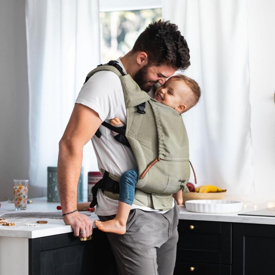 ❤️ Nothing is more reassuring than a firm yet gentle dad's protective hug. 
👨‍👦 Spend more time close to your little sweetheart and make those eternal memories - Be a babywearing dad.
.
.
.
.
.
#babycarrying #babywearingmom #babycarrier #babywrap #babywearingjacket #babywearinglove #babywearing #babywearingdad #babywearingforthewin #babywearinglove #attachmentparenting #belenkacarriers #babylove #ilovebabywearing #parenting #ilovebabies #newmommy #babygirl #babyshower #babylove #motherhood #babylife #babyclothing #breastfeeding #tragemama
#nosimedeti #nosímenašedeti