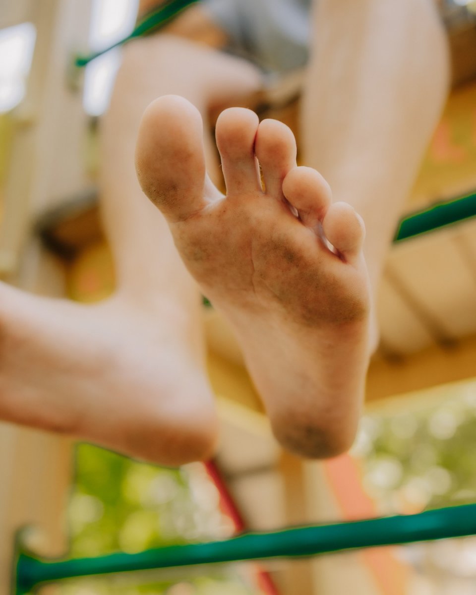 👣 How did your barefoot journey begin? Who introduced you to the world of barefoot footwear of comfort and incomparable ground feel? 
📍 Let us know in the comments below. 
.
.
.
.
. 
.
#barefootlife #barefootsocks #zerodrop #piedsnus #toebox #healthyfeet #wintersocks #widetoebox #earthing #socks #barefootrunning #descalzo #bunion #haluxvalgus #walkbarefoot #winterboots #barefootsocks #barfuß #barefootshoes #footwear #barefooting #barefootwoman #foothealth #BarefootLife