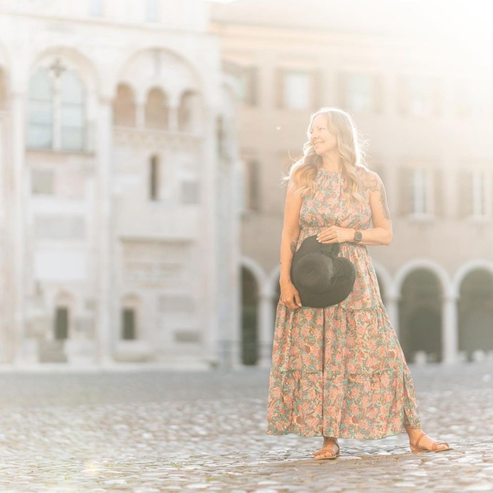 ☀️ Summer means long strolls and exploring new places. With our barefoot sandals, you can handle even day-long wanders through the city with elegance, and above all, with the necessary comfort. Lightness and flexibility make them a reliable companion for your summer adventures. 👣
Credits: @hethergoesgray 
.
.
.
.
.
.
.
.
.
.
#barefootshoes #zerodrop #spreadyourtoes #barefoot #strongfeet #piedsnus #toebox #widetoebox #sale #healtyfeet #barefootrunner #livewithbarefootfreedom #footpain #barfussschuhe #foothealth #barefooting #barefootmen #barefoots #BarefootLife #barefootmassage #barefootwalking #barefootrunning