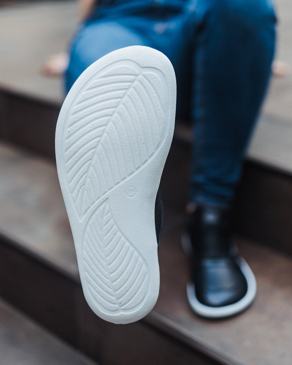🤫 Did you know that...?

👟 When choosing footwear, it's not just the shoe shape but also the type of sole that matters. Consider factors such as thickness, lugs, and the suitable season or activity for which you require the shoes. Remember these characteristics when selecting your next pair of Be Lenka #barefootshoes.

👉 See the link in BIO for more information about our soles. 
.
.
.
.
.
#rightshoeshape  #livewithbarefootfreedom #barefootmovement #footshapedshoes #widetoebox