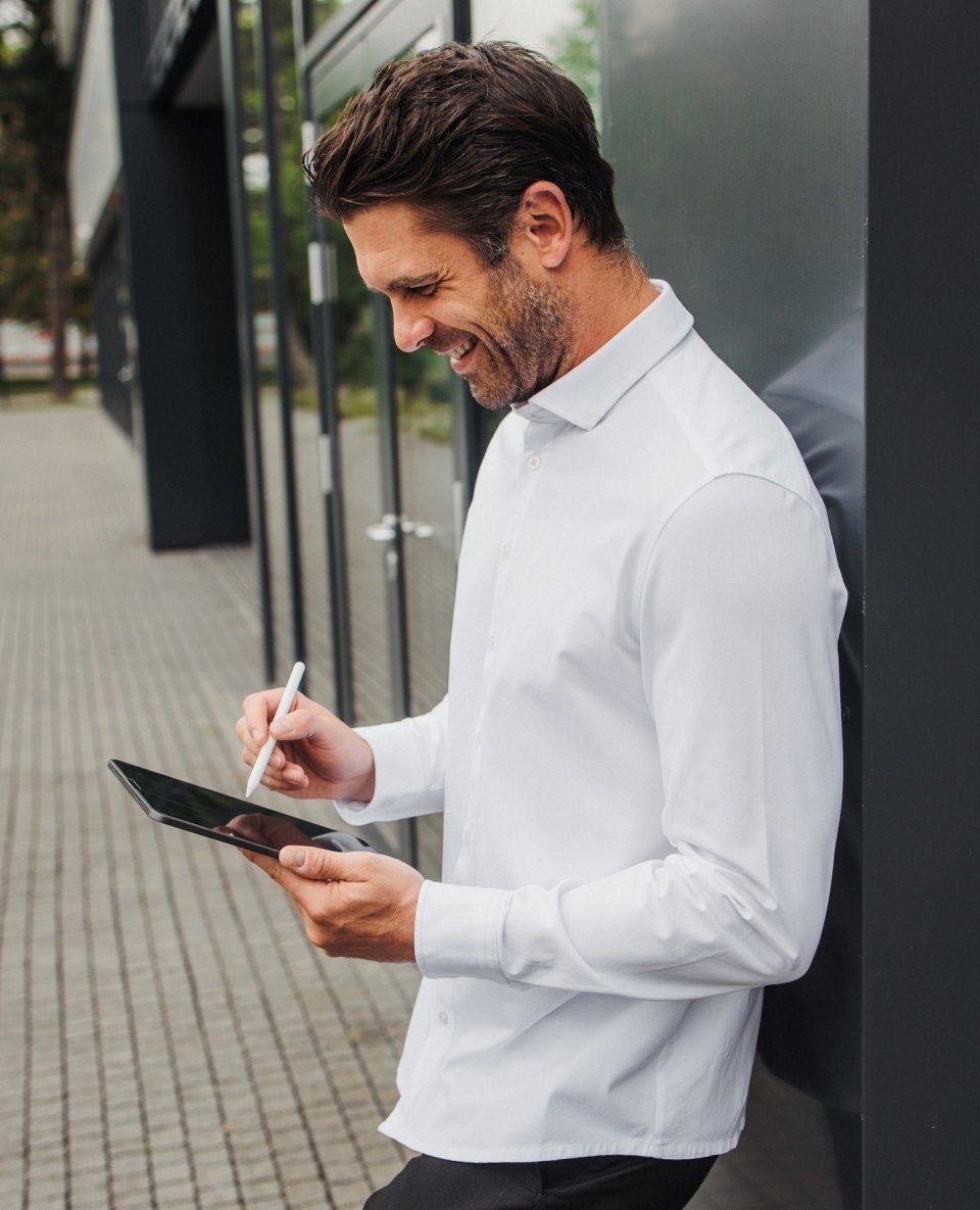 👌 Highlight your charisma with simplicity.

👔 The men's Be Lenka Essentials shirt, in a regular cut, is crafted to accompany you through day-to-day responsibilities and exceptional moments.

👉 Now available on our website with a 40% discount.
🔗 Link in BIO. 
.
.
.
.
.
#belenka #belenkafashion #capsulewardrobe #madeineurope #minimalismfashion #belenkamensfashion