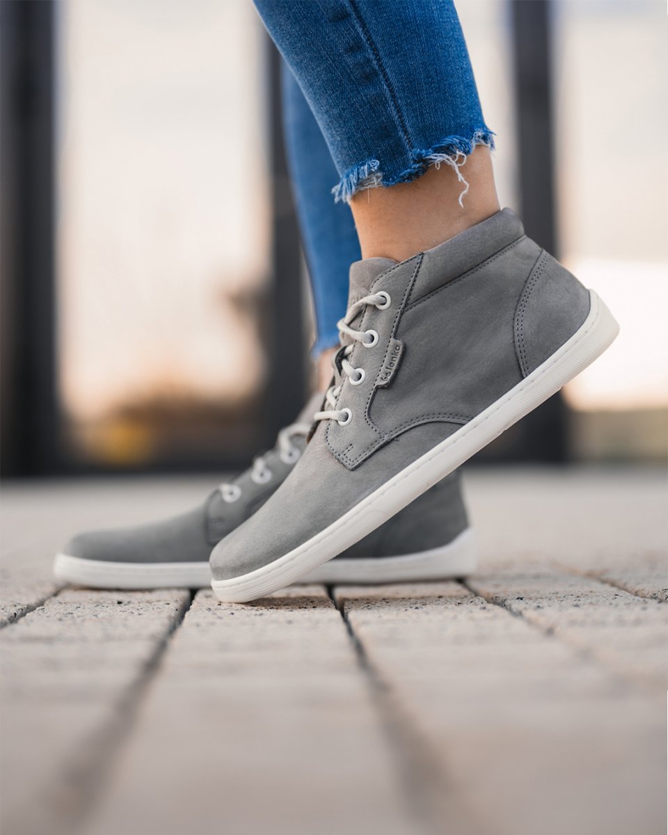 🩶 Your favorite ankle #barefootshoes Be Lenka Synergy are now available in grey.

👉 Premium nubuck leather.
👉 Spacious toe box for toe comfort.
👉 Heel and toe in one plane for correct posture.
👉 Timeless design and all-day comfort.

💫 Find synergy with your city. Link in bio.
.
.
.
.
.
#barefootshoes #livewithbarefootfreedom #newarrival  #springshoes #springbarefootshoes #rightshoeshape