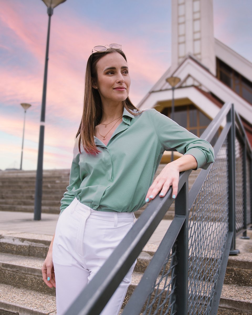 🌇 At the end of the day, after a day full of responsibilities, you will appreciate the never-ending comfort of the Be Lenka Essentials women's shirt. 🌿 Made from 100% cotton.
.
.
.
.
.
#belenka #belenkafashion #capsulewardrobe #madeineurope #minimalismfashion #belenkawomensfashion