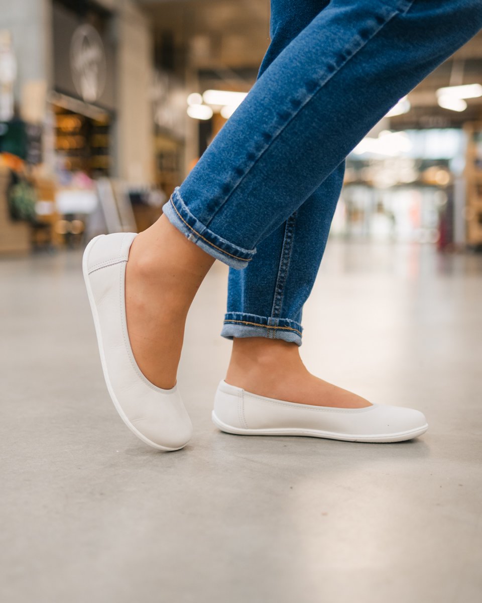 🩰 Introducing the beloved Be Lenka Sophie in a new color - All Chalk White.

🌟 Barefoot ballet flats crafted with a focus on the unique anatomy of a woman's foot. The versatile and pleasing white color will delight every lover of elegance and style alike.
.
.
.
.
.
#barefootshoes #belenka #summerwithbelenka #flexiblesole #healthyfeet #barefootbaletflats