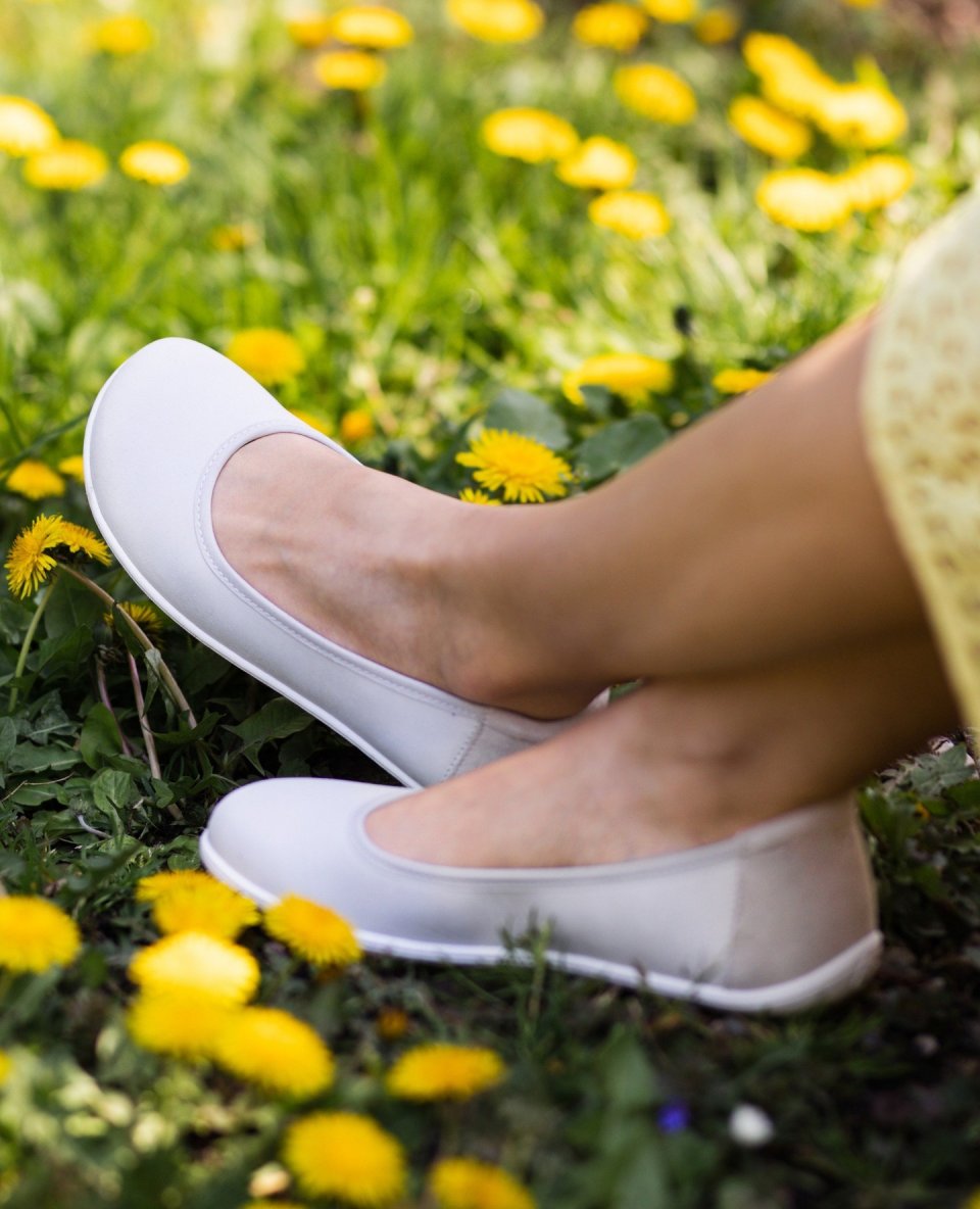 With #barefoot comfort on your feet comes the ability to pause and enjoy every moment to the fullest. ☀️ 👣
.
.
.
.
#barefootshoesforwomen #rightshoeshape #footshaped #belenkabarefoot #barefootshoes