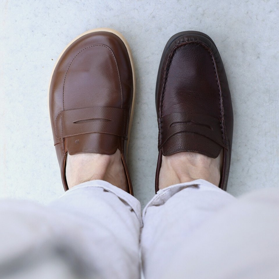 🤎 Traditional vs. Barefoot Moccasins: Which will you choose? 

Gentlemen, when it comes to moccasins, there's only one perfect shape. 😉

👣 Join the Barefoot revolution and enjoy comfort with every step. 💚
.
.
.
.
.
#barefootshoes #barefooting #zerodrop #widetoebox #flexiblesole #summershoes  #summerbarefootshoes #barefootmoccasins