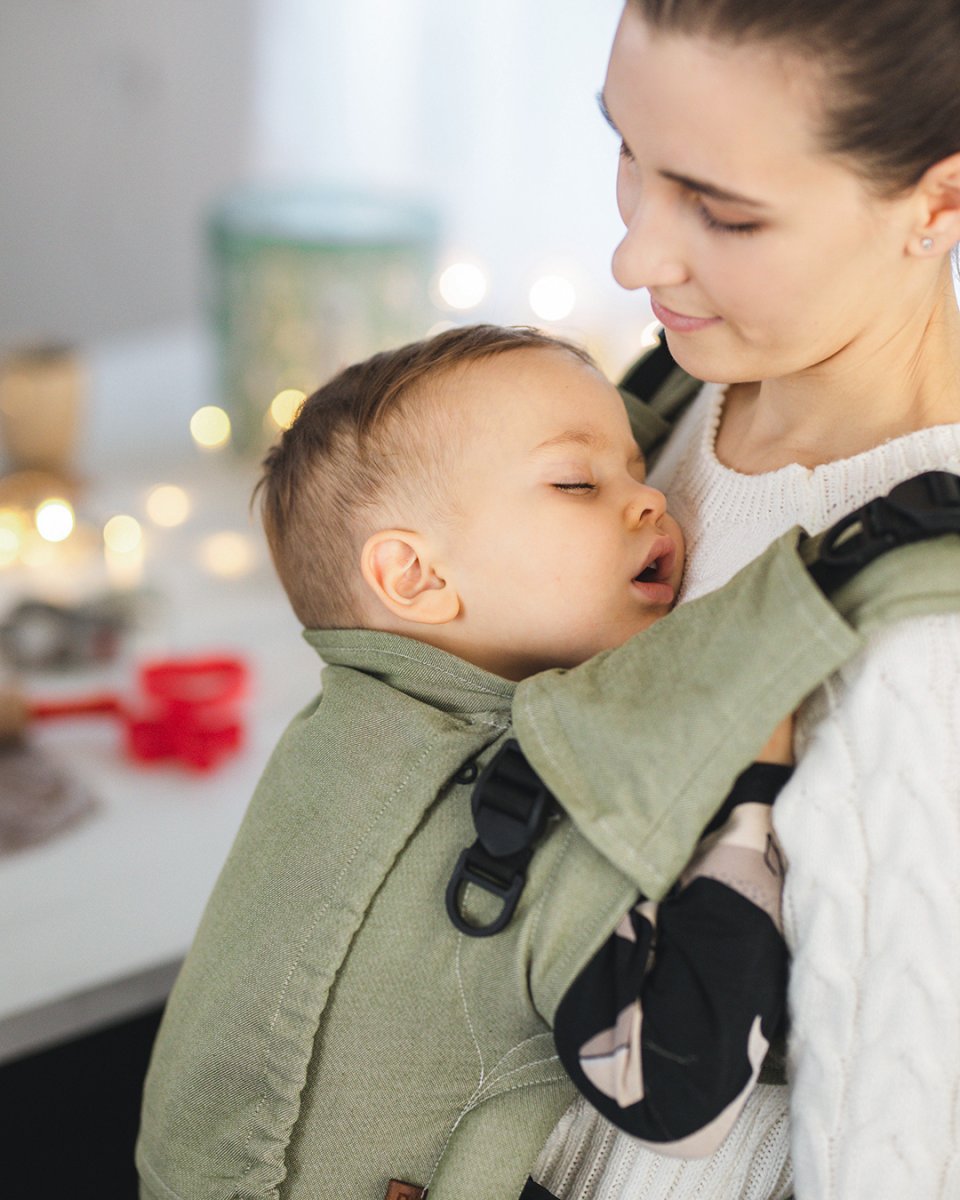 How to ensure your baby's sleep in the carrier is safe and comfortable?🤔

1️⃣ Make sure your baby is sitting upright with clear airways.
2️⃣ If you can easily kiss the top of your baby's head, they are at the ideal height.
3️⃣ The baby should be seated deeply in the carrier, with hips and knees creating an "M" shape.
4️⃣ Pay attention to how the baby is dressed. The carrier adds an extra layer, so it's important to ensure the baby is neither too hot nor too cold.

🌟 Safety and comfort for babies are always our top priority.