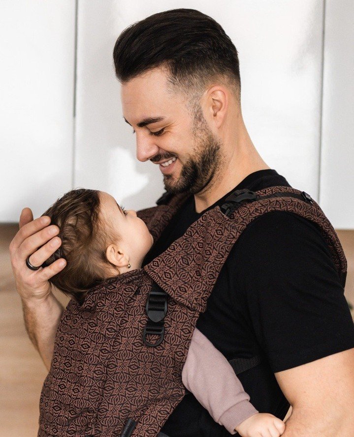 🥰 There's nothing more comforting than the firm yet gentle embrace of a protective dad. 

Cherish every moment with your little one and create everlasting memories - embrace being a babywearing dad. 😍
.
.
.
.
.
#babywearingdad #babywearing #belenkacarriers #babycarriers