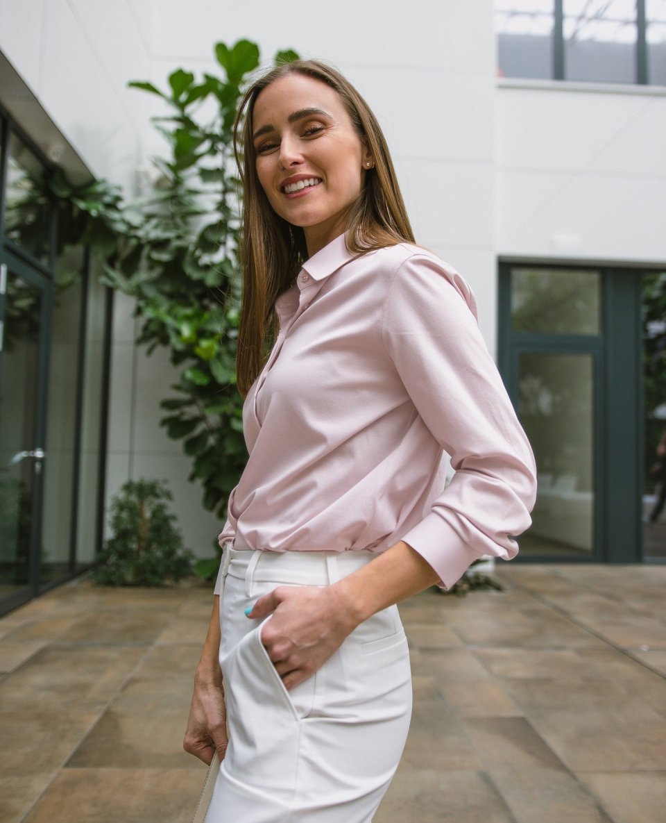 😉 Want comfort all day, everywhere?

🙌 Our Be Lenka Essentials women’s shirt in powder pink combines style with functionality. 

😍 Its moisture-wicking fabric keeps you comfy all day. 

You’ll love its versatility! 
.
.
.
.
.
#belenka #belenkafashion #minimalistfashion #madeineurope #capsulewardrobe #belenkawomensfashion