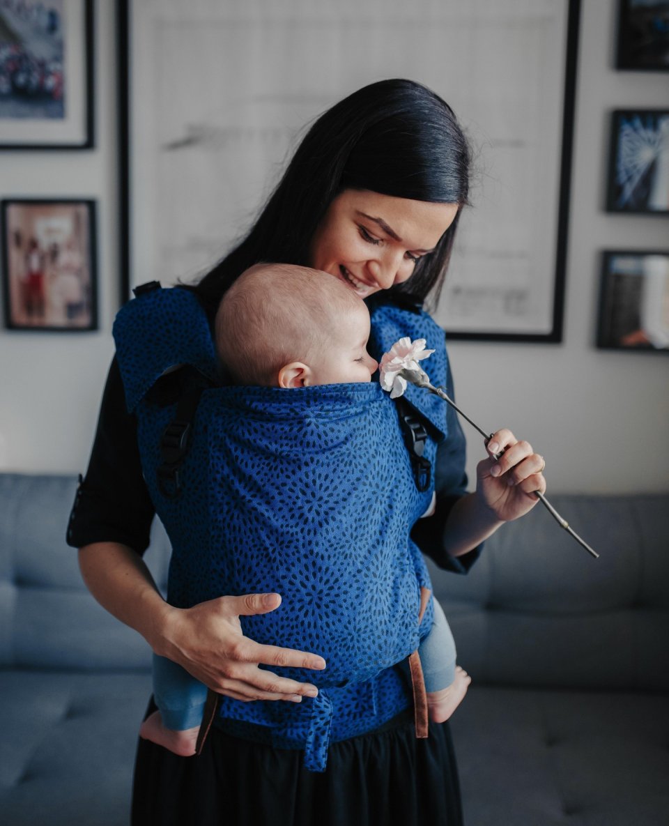 🤱 Explore the world together in an embrace.

💕 Our carriers are perfect for discovering scents, colors, and sounds - they're safe, comfortable, and you'll definitely appreciate the beautiful design too.

👉 Shop via link in bio.
.
.
.
.
.
.
.
.
#babycarrier #babywearing #momlife