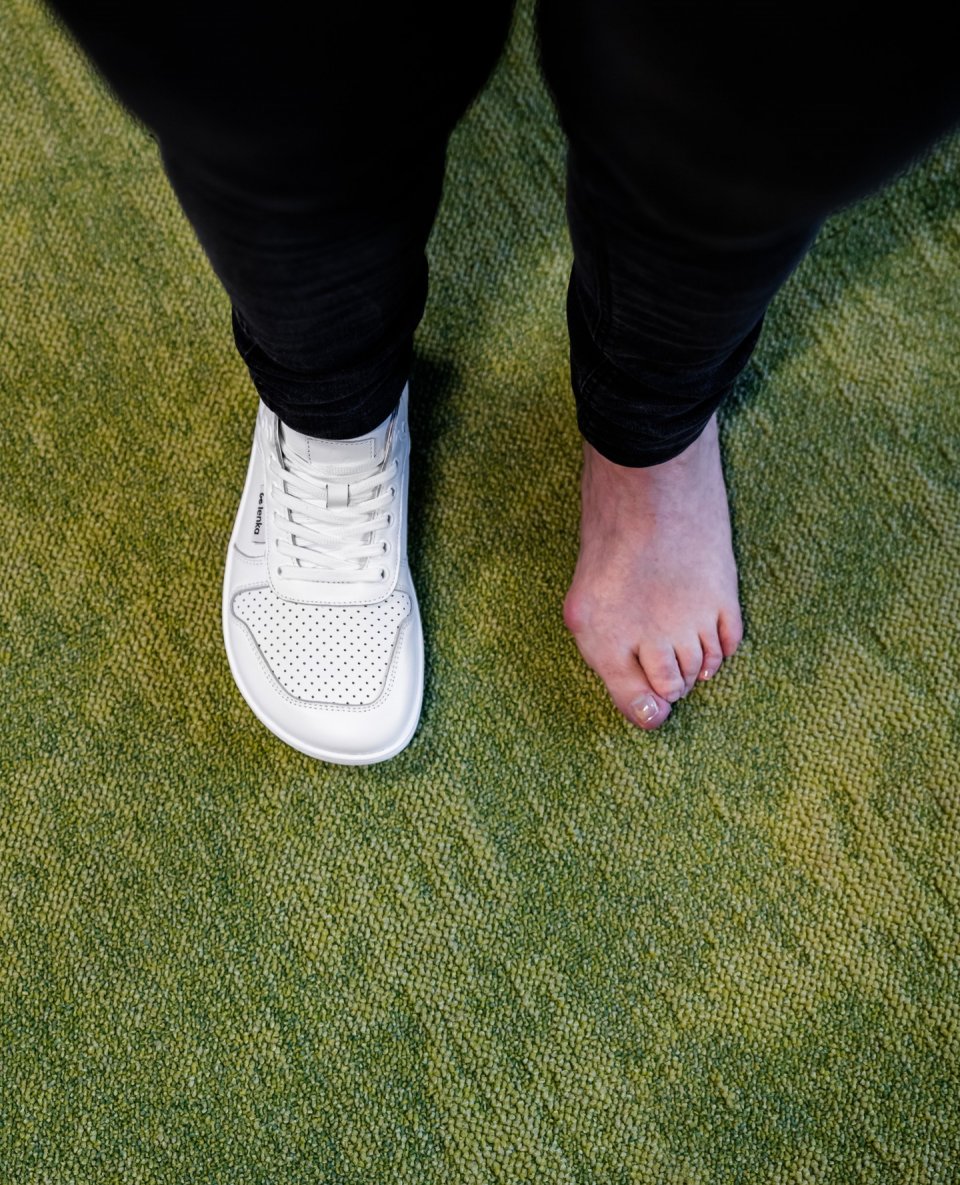 👣 Hallux Valgus? Time to step up! 🚫👠

Tight, conventional shoes are the problem. ❌ Switch to barefoot for natural foot health! 🌿

🔥 BTW, Product of the Month - model CHAMP is now available at an unbeatable price! 🏆✨