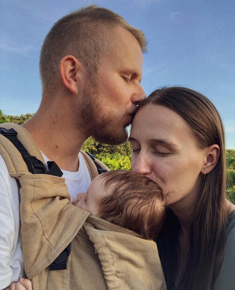 ❤️ When everything, you love, is just a kiss away.

👐 We're proud to create the opportunity to be close. #belenkafamily.

📷 barbora.ambrosova
.
.
#lovemetender #babywearing #familytime #babycarrier 
#babywearinglove #belenka@barbora.ambrosova