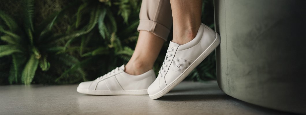 Zapatillas blancas: Una pieza imprescindible de su atuendo de primavera