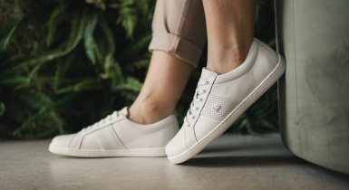 Zapatillas blancas: Una pieza imprescindible de su atuendo de primavera