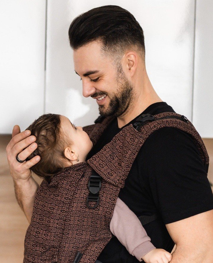 🥰 There's nothing more comforting than the firm yet gentle embrace of a protective dad. 

Cherish every moment with your little one and create everlasting memories - embrace being a babywearing dad. 😍
.
.
.
.
.
#babywearingdad #babywearing #belenkacarriers #babycarriers