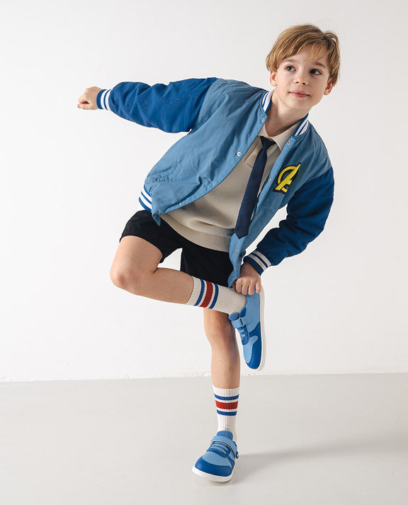 Garçon sautant avec des chaussures barefoot Be Lenka Kids de la collection printemps-été, pointures 26–34
