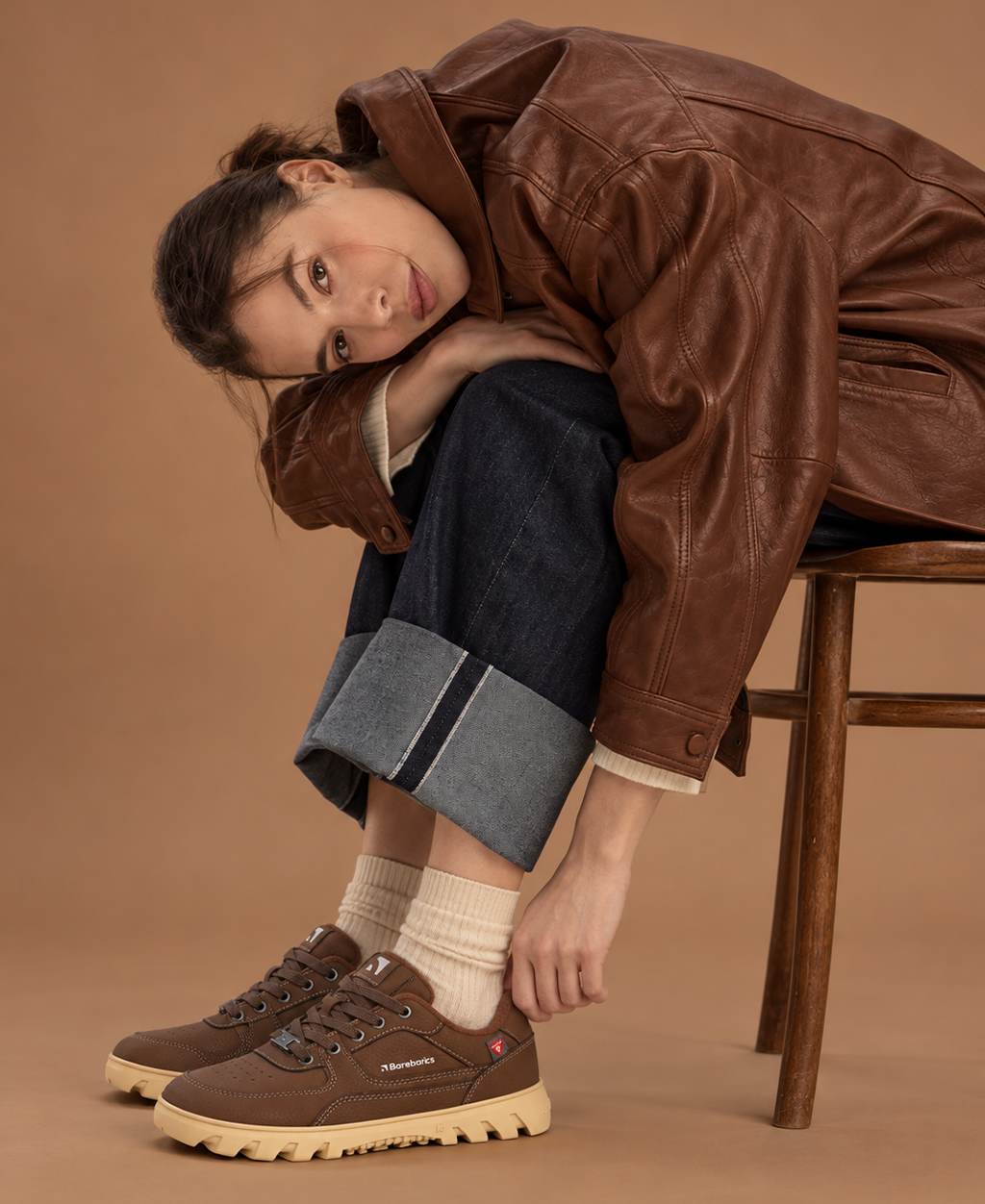 Barfußschuhe Barebarics - Model sitzt auf einem Holzstuhl
