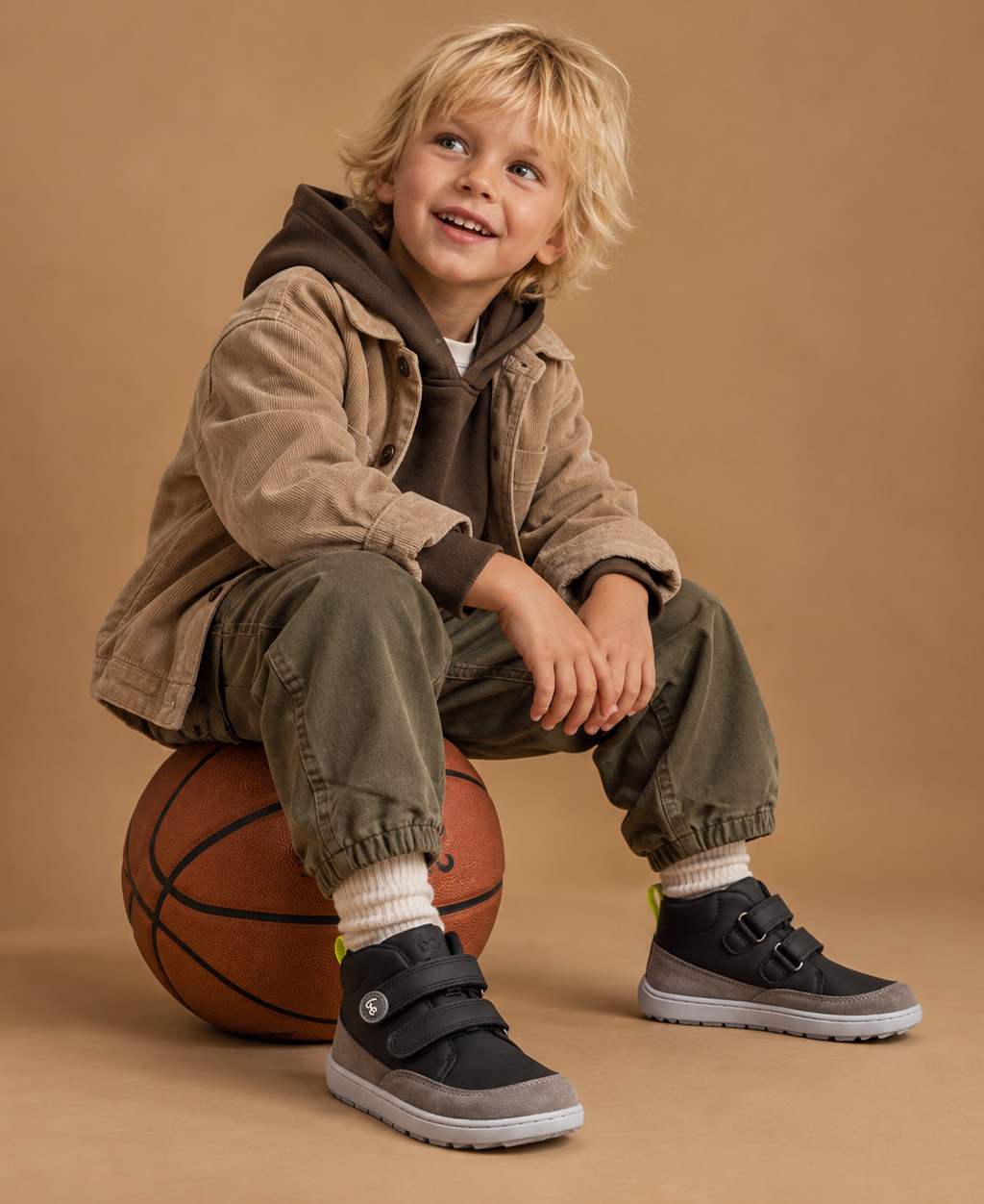 Kinder Barfußschuhe Be Lenka - Junge sitzt auf einem Basketball