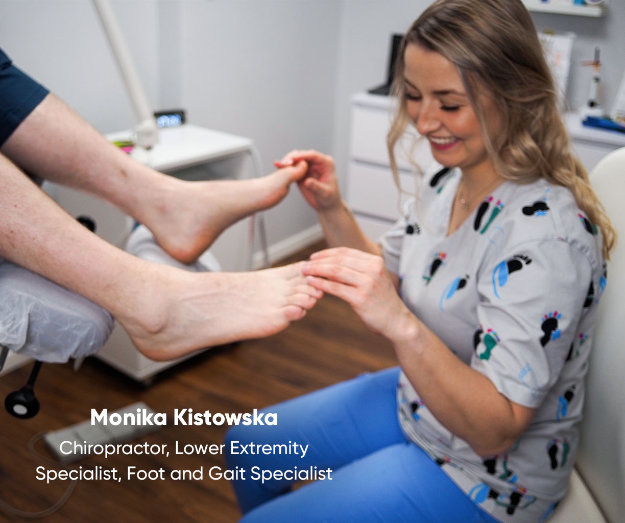 Mgr. Monika Kistowska examining a patient's foot